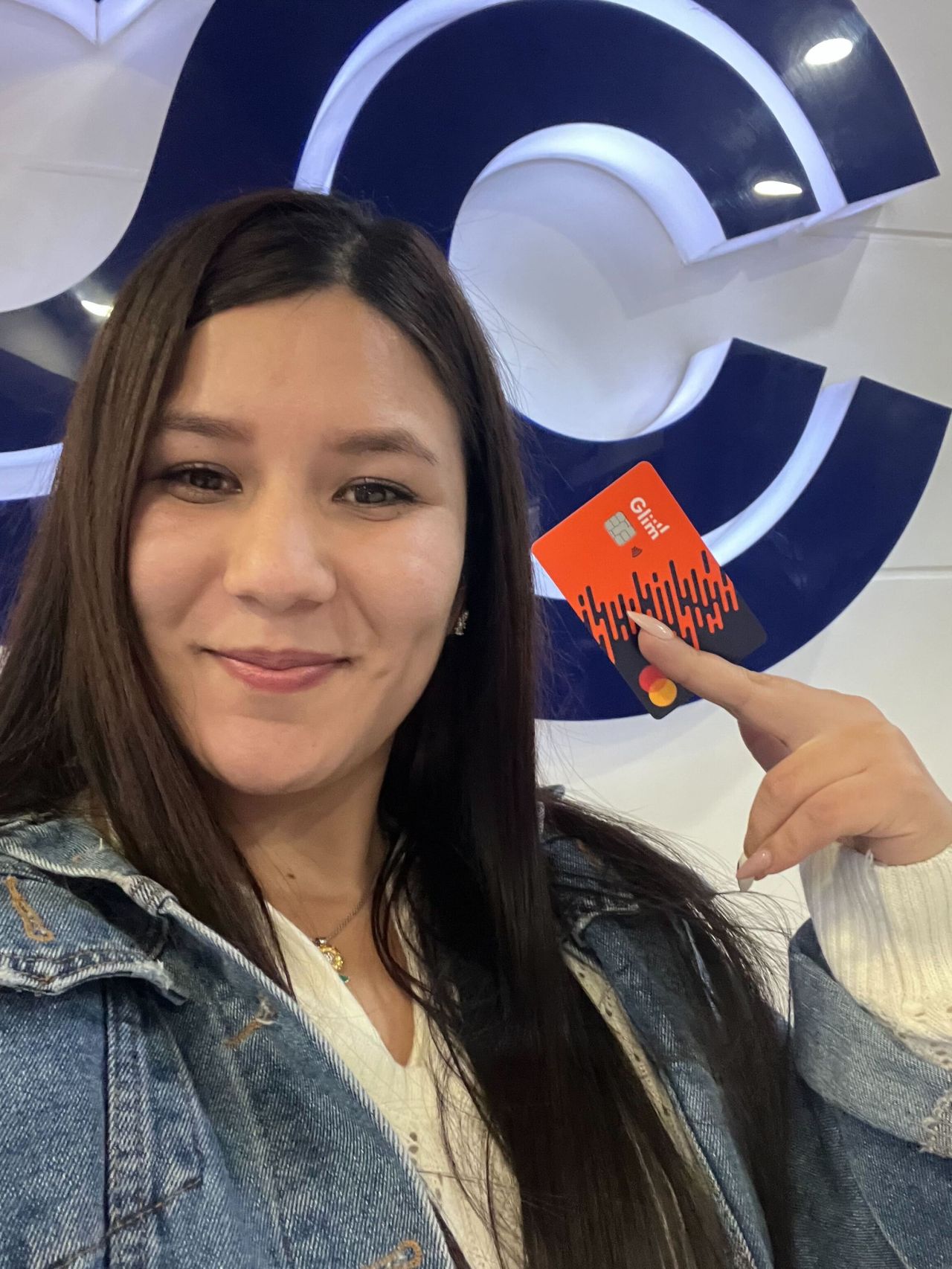 Empleada mostrando su tarjeta Glim